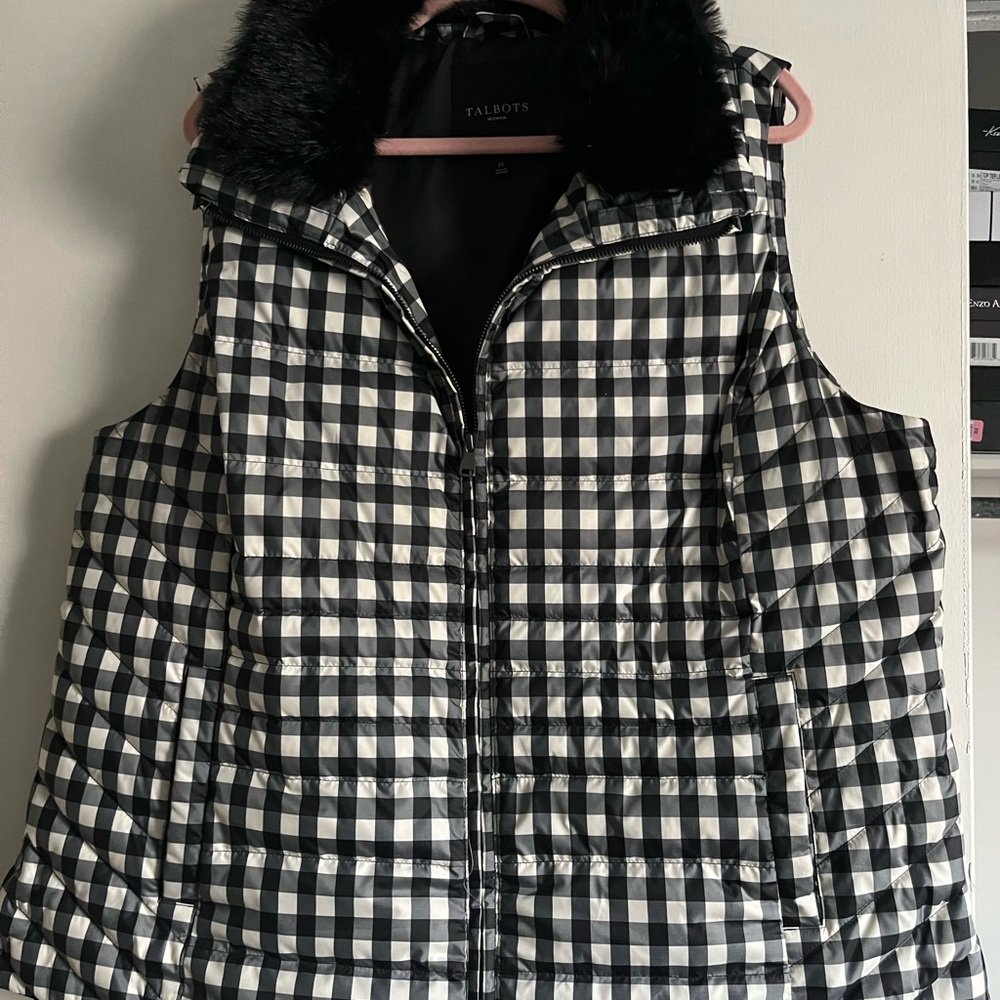 Talbots black and white puffer vest with removable faux fur collar. 2X